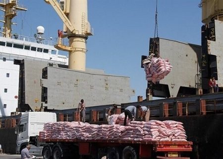 تخلیه کشتی حامل ۳۰ هزار تن برنج در بندر بوشهر آغاز شد