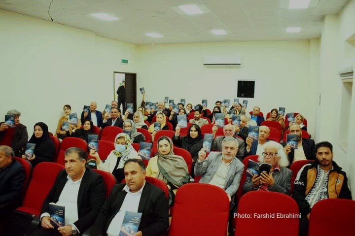 مجموعه شعر «مورچه‌ها تکه‌های روز را به تاریکی می‌برند» در بوشهر رونمایی شد