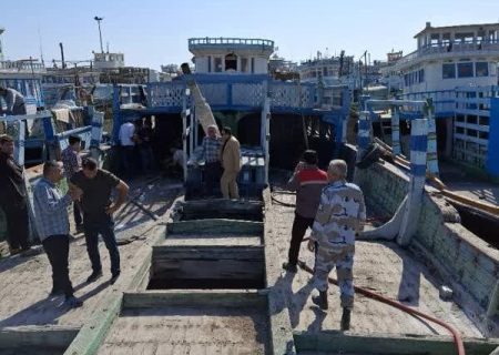 آتش سوزی شناور باری در بندر ریگ مهار شد