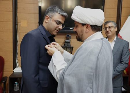 اعطای نشان خادمی افتخاری امام رضا (ع) به رئیس دانشگاه علوم پزشکی بوشهر