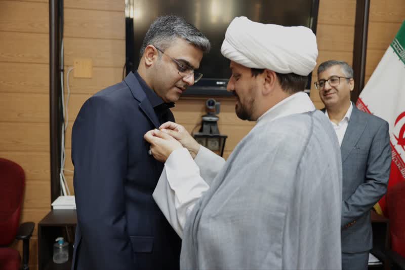 اعطای نشان خادمی افتخاری امام رضا (ع) به رئیس دانشگاه علوم پزشکی بوشهر