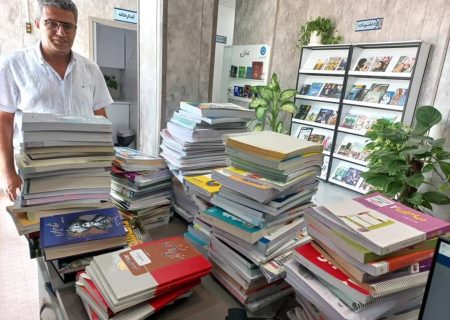 خیّر نیک‌اندیش جمی ۱۲۸ جلد کتاب کمک‌درسی به کتابخانه عمومی اهدا کرد
