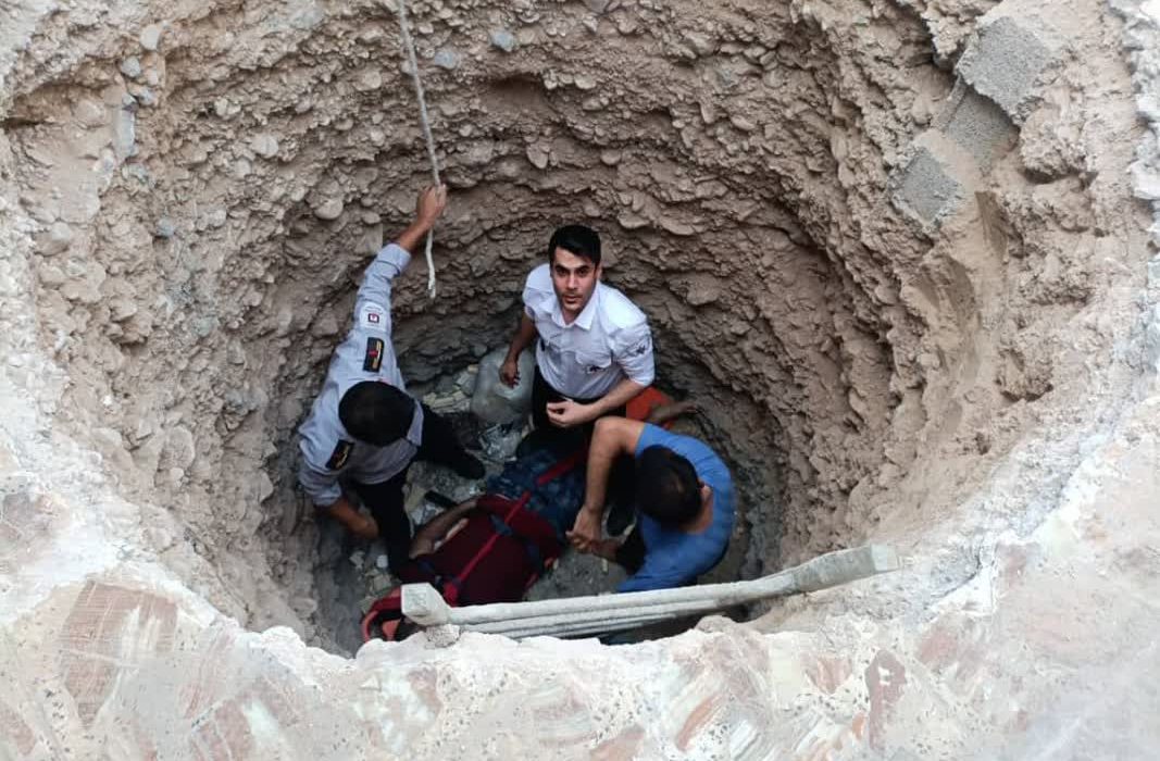 نجات جان مردی ۴۵ ساله از درون چاه توسط پرسنل اورژانس دشتستان