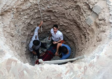 نجات جان مردی ۴۵ ساله از درون چاه توسط پرسنل اورژانس دشتستان