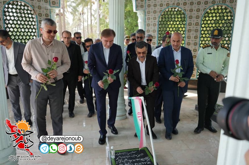 استاندار بوشهر به مقام شهدا در دشتستان ادای احترام کرد