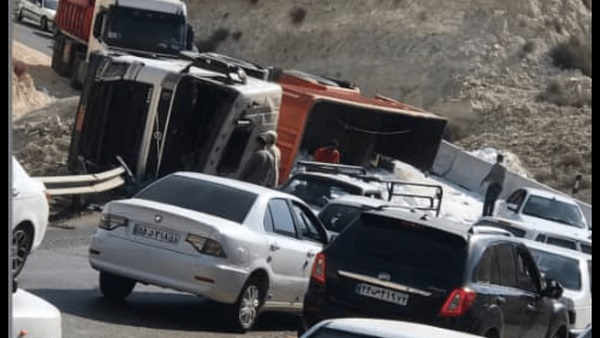 حادثه در مسیر جم _ فیروزآباد؛ یک لاین مسیر مسدود شد