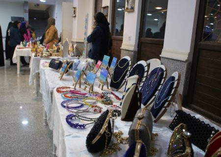بازدید مدیرکل امور بانوان استانداری بوشهر از نمایشگاه صنایع‌دستی بانوان توانمند عالیشهر