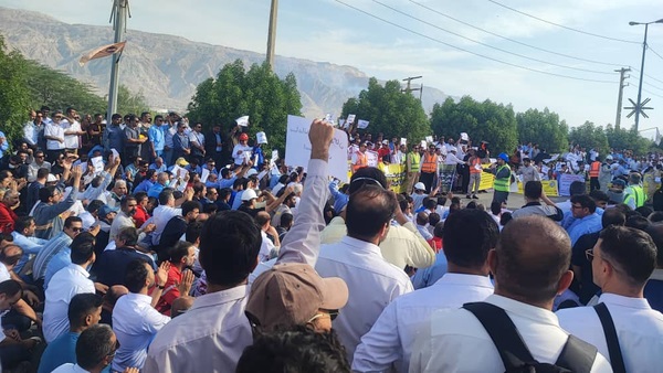 تجمع کارگران پیمانکاری پالایشگاهی در عسلویه