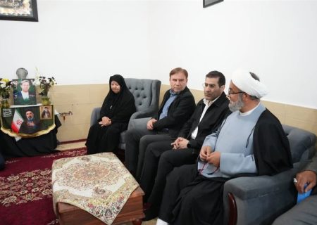 استاندار بوشهر با خانواده شهدای جنگ رمضان در دشتستان دیدار کرد