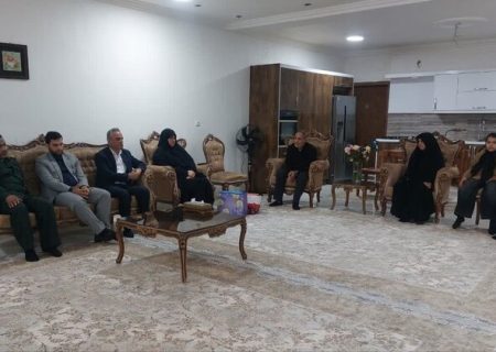 مسئولان کنگان با خانواده شهید جنگ رمضان دیدار کردند