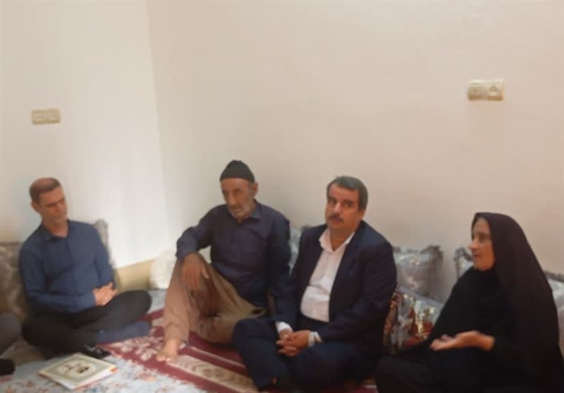 تجلیل از خانواده‌های شهید جنگ تحمیلی در دشتستان