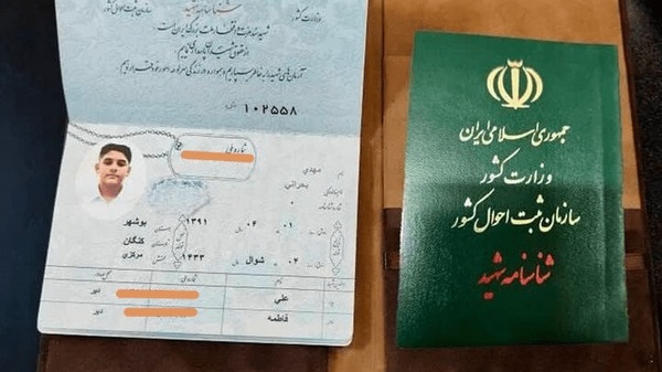 اهدای شناسنامه نمادین شهید دانش‌آموز مهدی بحرانی به پدرش