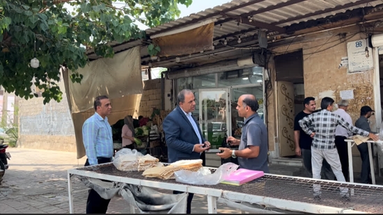 با تخلفات نانواییها برخورد قاطع میشود/بازدید میدانی فرماندار بوشهر از نانوایی های شهر بوشهر